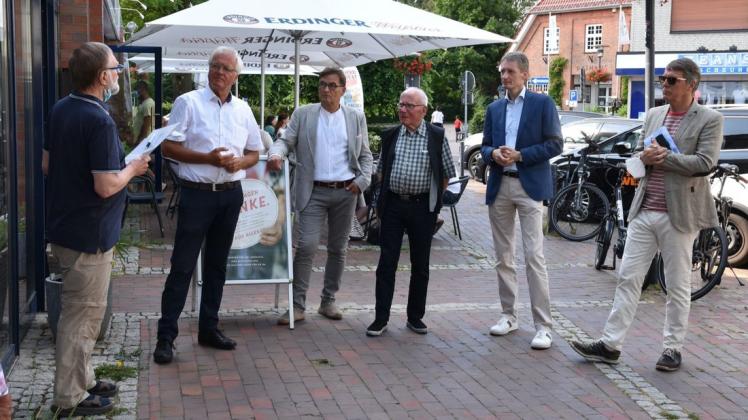Diskutierten über Einzelhandel und Gastronomie (v.li.): Gustav Förster (Interessengemeinschaft Ortskern Ganderkesee), Udo Heinen (Grüne), Henry Peukert (parteilos), Werner Fleischer (Interessengemeinschaft Ortskern Ganderkesee), Ralf Wessel (CDU) und Frank Lenk (parteilos).