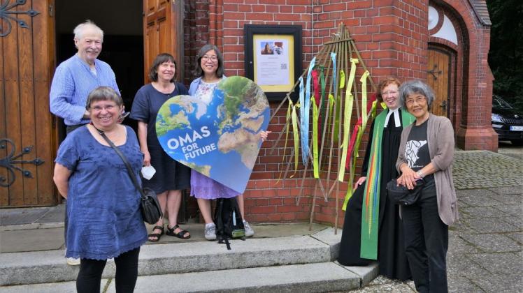 Pastorin Almuth Bretschneider (Zweite von rechts) und Suki Leweck (Dritte von rechts, hinten) gehören zur „Omas for Future“-Bewegung.