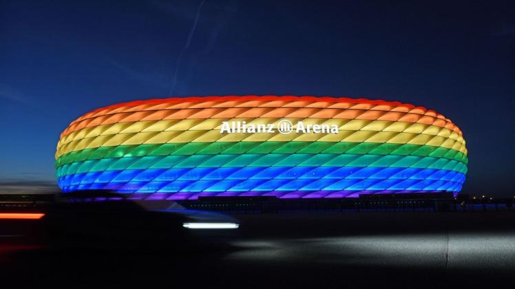 Die Hülle der Allianz Arena in München wird nach dem UEFA-Verbot heute Abend beim EM-Spiel Deutschland gegen Ungarn nicht in Regenbogenfarben erleuchtet sein.