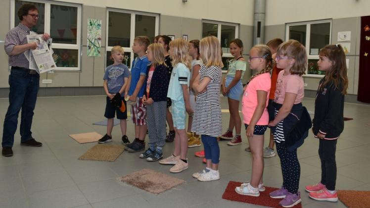 Über die Schweriner Volkszeitung sprach Reporter Frank Liebetanz mit Hortkindern der Inselseeschule in Güstrow.