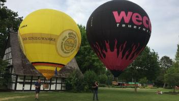 Fynn Brooks und Rainer Stiller lassen im Grönenbergpark ihre Modellheißluftballons steigen.
