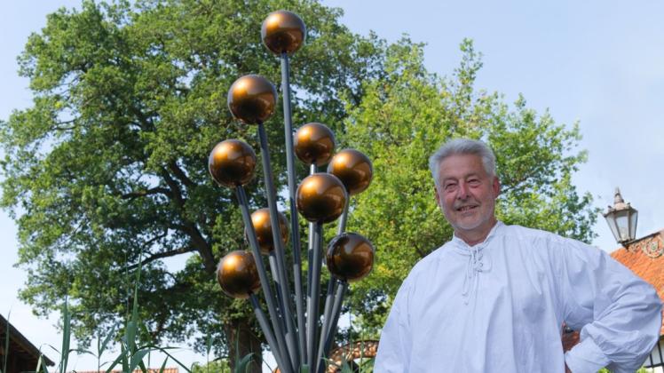 Wilfried Schneider vor seinem neusten Werk: Orbit. Weitere 32 Skulpturen Schneiders zieren das Anwesen am Visbecker Ring.