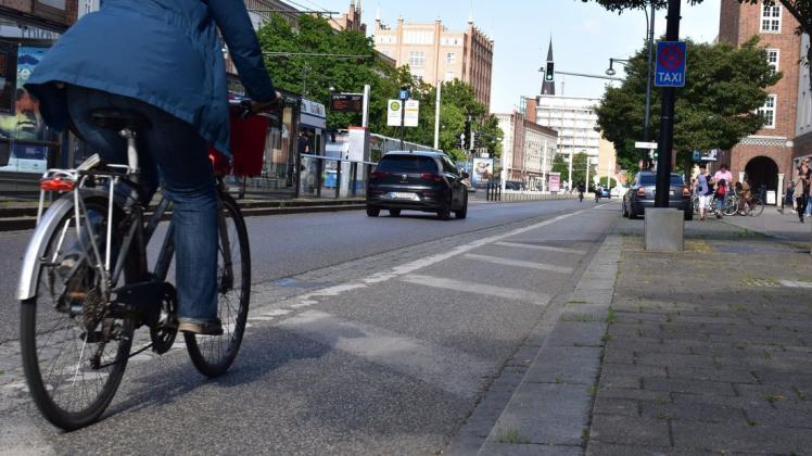 Die Fahrbahn der Rostocker Langen Straße rot anzumalen und als Fahrradstraße auszuweisen, wird nicht reichen, um die Situation für alle zu verbessern.