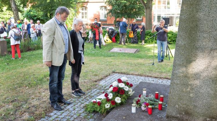 Gemeinsam mit dem Rostocker Landtagsabgeordnetem Ralf Mucha (SPD) gedachte Bürgerschaftspräsidentin Regine Lück (Linke) am Gedenkstein den Opfern des Zweiten Weltkrieges.
