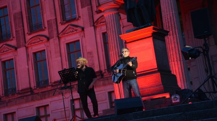 Das Duo „LeBen“ war bei der „Night of Light“ in Ludwigslust dabei. Es sang den Ludwigslust-Song vor dem Schloss.