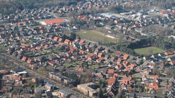 Blick von oben auf den Meppener Stadtteil Esterfeld. Viele Häuser dort stammen aus den 1950er bis 1970er Jahren und sind damit energetisch nicht auf dem aktuellsten Stand.