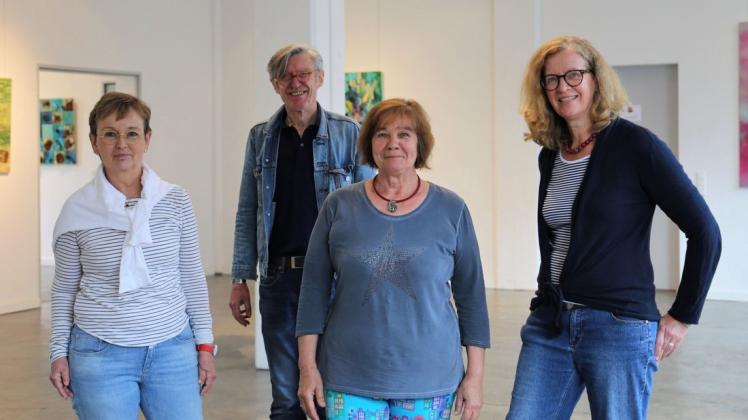 Stellen in der Galerie Carls Art 78 aus (von links): Katrin Hosterbach, Christoph Primm, Irmgard Bornemann und Juliane von Arnim.