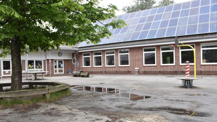 Der Schulhof in Achtrup soll saniert werden. 100.000 Euro sind dafür im Haushalt 2021 eingestellt, zudem noch 20.000 Euro für Entwässerungsmaßnahmen.