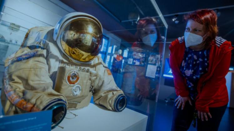 Eine Frau betrachtet Helm und Raumanzug eines sowjetischen Kosmonauten in der Sonderausstellung unter dem Titel «Wettlauf zu den Sternen» im Phantechnikum.