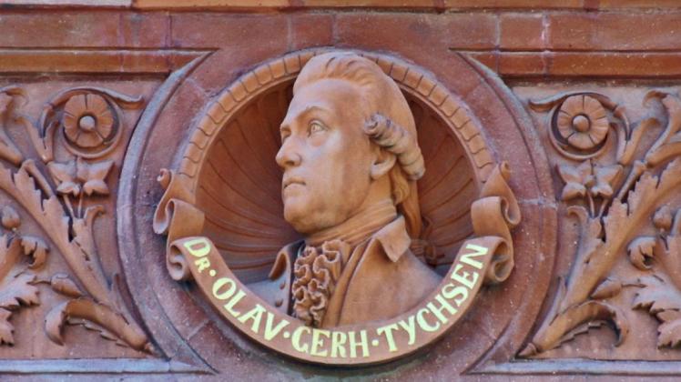 Das Hauptgebäude der Universität Rostock trägt ein Relief von Oluf Tychsen. In Bützow soll jetzt eine Straße nach ihm benannt werden.