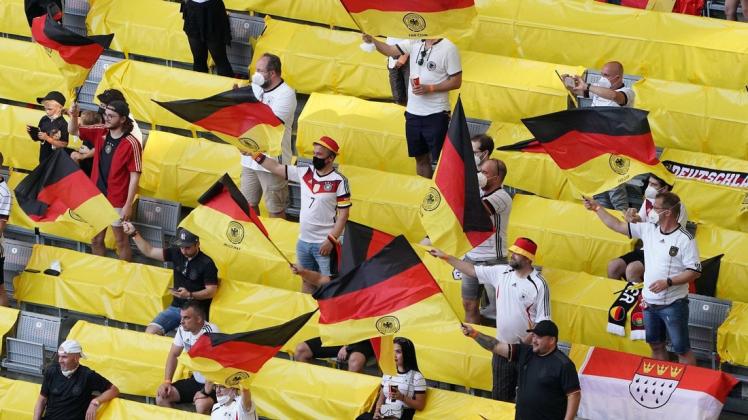 Deutschland-Fans: Für das EM-Spiel in Wembley stellt der DFB 2000 Tickets bereits. Die Corona-Regeln in Großbritannien erschweren eine Einreise.