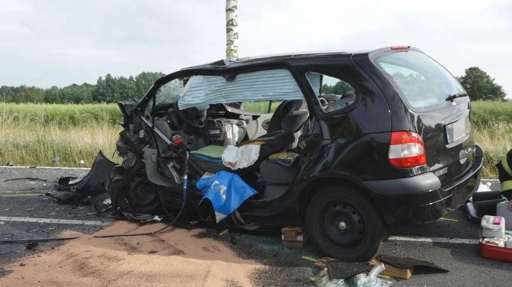 Die 81-jährige Fahrerin dieses Autos ist am Donnerstag bei einem Unfall in Harpstedt lebensgefährlich verletzt worden.