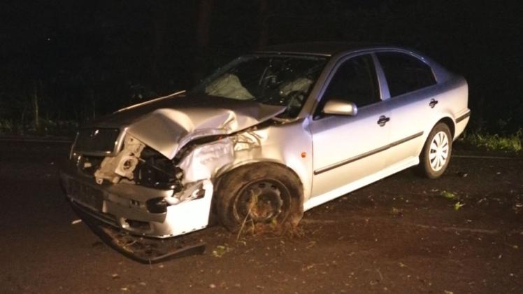 Ein Auto ist in Colnrade gegen einen Baum gekracht. Die drei Insassen wurden verletzt.