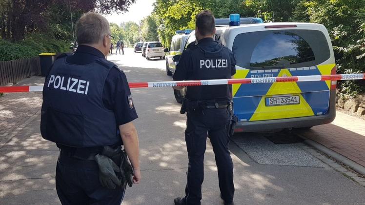 In Köthel in Schleswig-Holstein ist eine männliche Leiche auf einem Grundstück gefunden wurden. Die Polizei ist vor Ort.