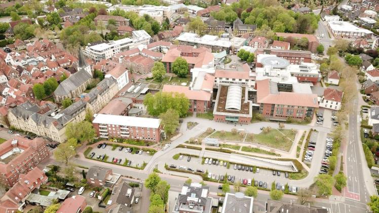 Das Bonifatius-Hospital Lingen benötigt mittelfristig mehr Platz und möchte daher vom Land die Gebäude des heutigen Finanzamtes (auf dem Foto oberhalb des Krankenhauses) übernehmen.