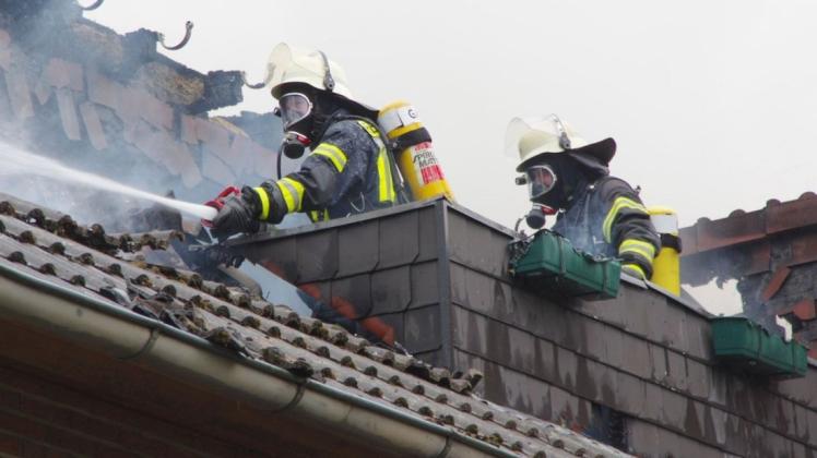 Bei Einsätzen müssen Feuerwehrleute auf der Höhe sein – wie hier bei einem Brand an der Lindenstraße in Ganderkesee. Die Pandemie hat nun viele Übungen kaum oder nur schwer möglich gemacht. (Archivfoto)