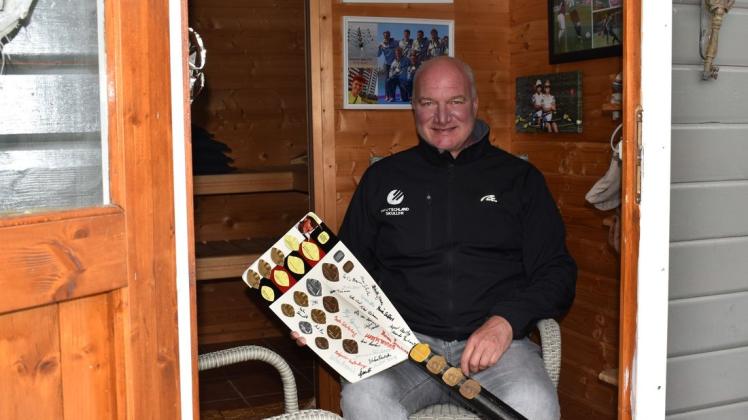 Im Vorraum der Sauna bei sich zu Hause  auf der Rostocker Stadtweide hat Karsten Timm – der als Aktiver 1987 mit dem DDR-Achter in Kopenhagen Vize-Weltmeister wurde –  dieses originelle Skull-Andenken an seine Anfangszeit (1998) als Trainer beim Hamburger und Germania Ruder Club.