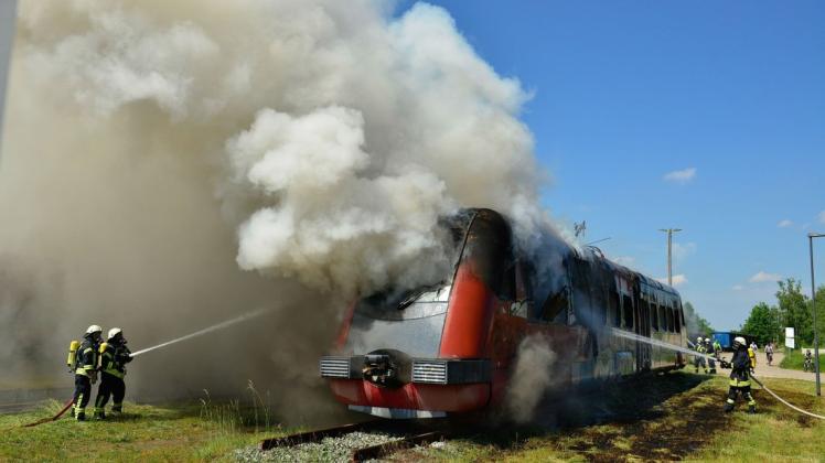 Brand eines ausgedienten Triebwagens auf dem Bahnhof in Plau. Die FFw Plau war mit 16 Kameraden im Einsatz. Die Polizei ermittelt die Brandursache.
