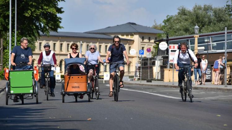 Sehr gefragt war die Fahrradstraße nicht, doch ob Kritiker oder Unterstützer, einige Lokalpolitiker und Oberbürgermeister Rico Badenschier (r.) haben die Möglichkeit getestet.