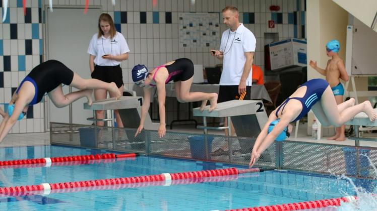 Start zu einem Schwimmwettkampf in der Prignitzer Badewelt. Der SchwimmClub Delphin Wittenberge hat das Training wieder aufgenommen.
