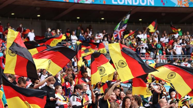 Die deutsche Fans waren beim Achtelfinal-Aus der deutschen Nationalmannschaft im Wembley-Stadion deutlich in der Unterzahl. Deutschland unterlag England mit 0:2.