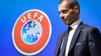Ein Mann, der Tote zu verantworten haben wird: UEFA-Präsident Aleksander Ceferin. Foto: AFPCoffrini