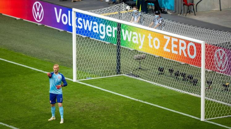 Im Spiel Wales gegen Dänemark hat Volkswagen noch mit dem Regenbogen geworben.