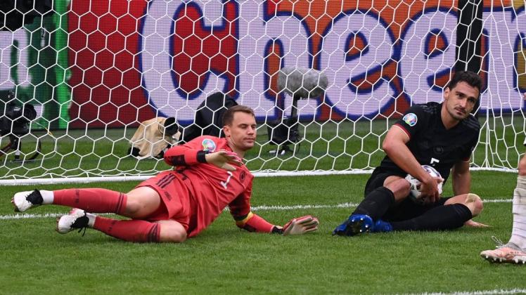 Überwunden von Raheem Sterling: Manuel Neuer (mit Mats Hummels). Überwunden von Raheem Sterling: Manuel Neuer (mit Mats Hummels).