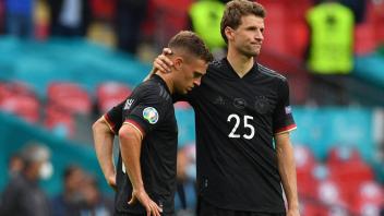 Enttäuscht Joshua Kimmich (links) und Thomas Müller nach dem Aus in Wembley. Foto: AFP/Talls