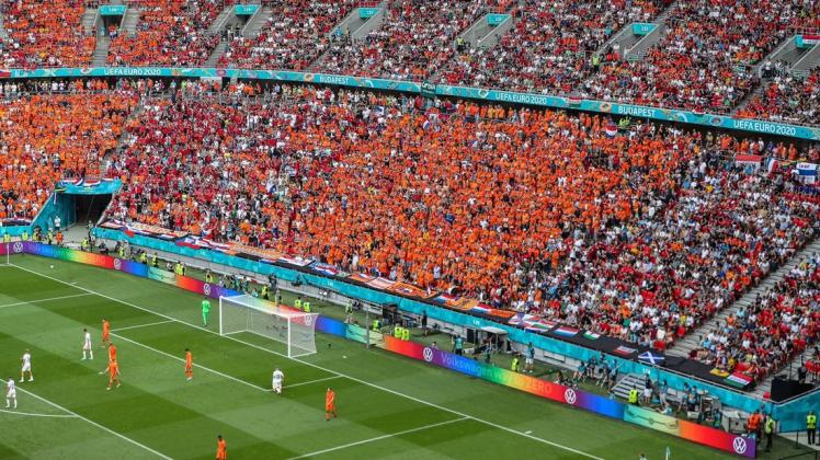 Die Oranje-Fans brachten Farbe in die Puskas Arena in Budapest – ebenso wie die Sponsoren an der Werbewand.