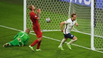 Der Nachschuss sitzt: Harry Kane schießt England ins EM-Halbfinale. Den Elfmeter hätte wohl nicht jeder Schiedsrichter gegeben.
