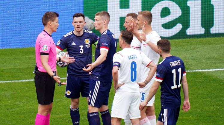 Blieb cool: Schiedsrichter Daniel Siebert beim Spiel zwischen Schottland und Tschechien in Glasgow. Blieb cool: Schiedsrichter Daniel Siebert beim Spiel zwischen Schottland und Tschechien in Glasgow.