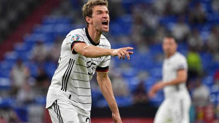 Führt er seltsame Dinge im Schilde? Thomas Müller. Führt er seltsame Dinge im Schilde? Thomas Müller.