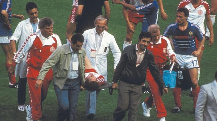 Drama im Eröffnungsspiel: Allan Simonsen wird 1984 mit gebrochenem Schienbein vom Platz gebracht.