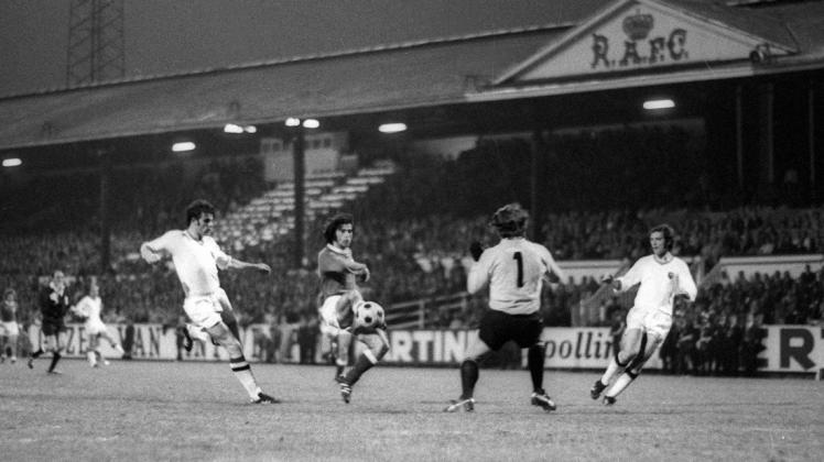Gerd Müller (am Ball) trifft in der "Steinwüste" von Antwerpen bei der EM 1972 zum 2:0 gegen Belgien.