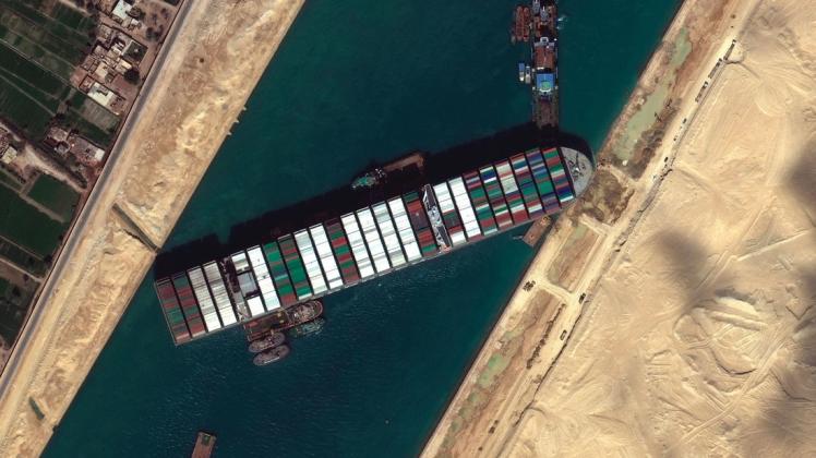 Auf diesen Satellitenbild ist zu erkennen, wie das festgesetzte Containerschiff "Ever Given" den Suezkanal blockiert.