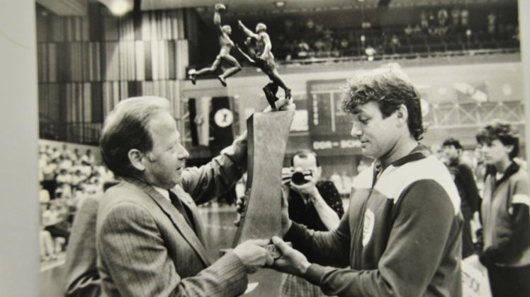 Und wieder ist Empor Pokalsieger: Kapitän Frank-Michael Wahl (r.)  nimmt 1988 von Kurt Zahn die Trophäe entgegen.