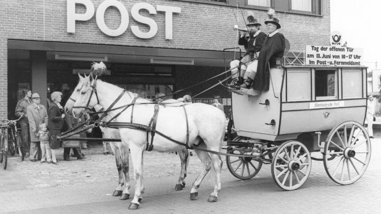 Vergangenheit trifft auf Gegenwart: 1982, ein Jahr nach der Eröffnung des neuen Postamts an der Mühlenstraße, verkünden zwei Postillione auf dem Kutschbock einer alten Postkutsche, dass die Bürger zum Tag der offenen Tür eingeladen sind.