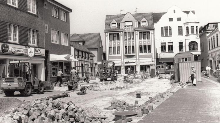 Noch sind die Bauarbeiten im Gange im Juli 1992, ein paar Wochen später war alles fertig – und der nördliche Bereich der Cramerstraße in einen Abschnitt der Fußgängerzone umgewandelt worden.
