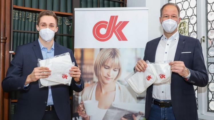 Marco Mennebäck (links) vom Kinder- und Familienservicebüro nahm gerne die 1500 dk-Lätzchen von dk-Geschäftsführer Thorsten Schulze an.