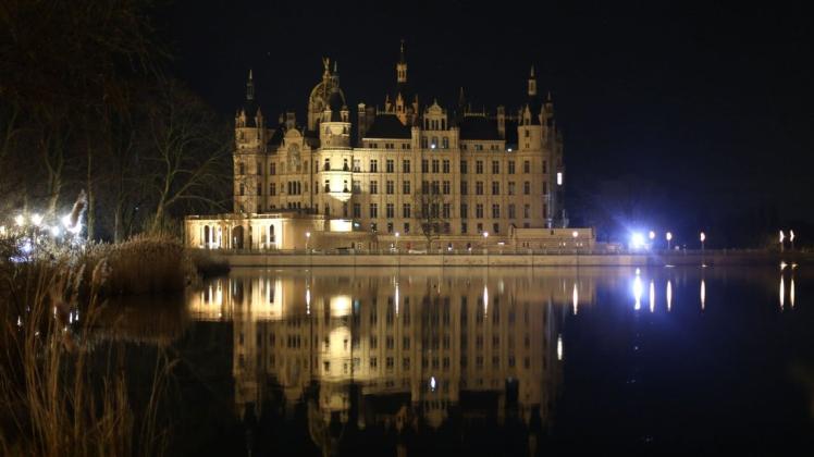 Auch am Schweriner Schloss gehen am Sonnabend für eine Stunde die Lichter aus.