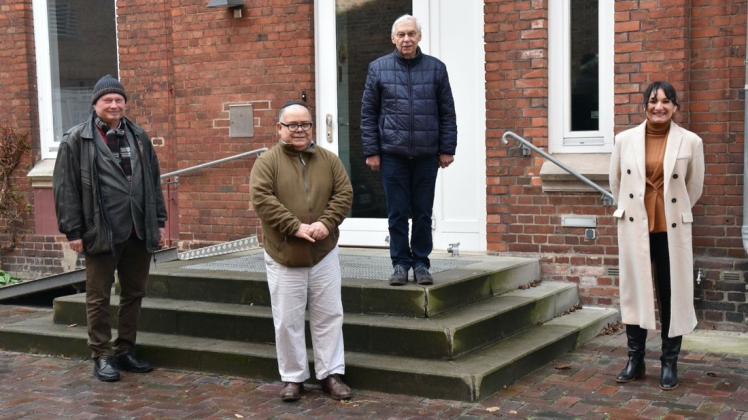 Auf Kennenlernbesuch: SPD-Oberbürgermeisterkandidatin Funda Gür (rechts) besuchte zusammen mit Bürgermeister Enno Konukiewitz (links) die jüdische Gemeinde in Delmenhorst. Pedro Becerra (2.v.li.) und Norbert Boese hießen sie willkommen.