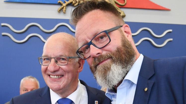 Nach der Kommunalwahl 2019 schon ein Herz und eine Seele: Roland Methling (l) und sein Nachfolger Claus Ruhe Madsen.