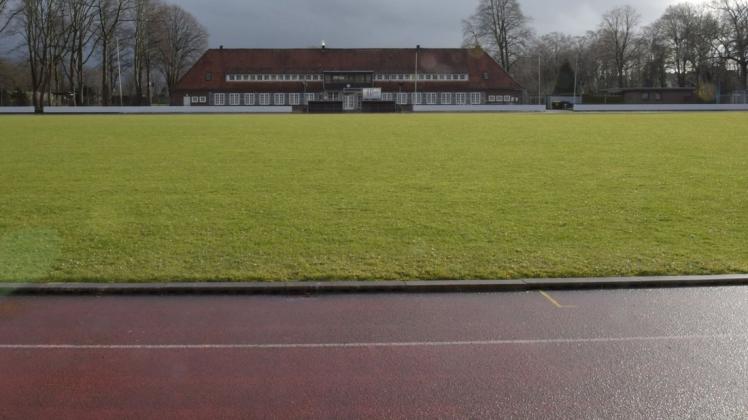 Im Sommer soll die Laufbahn im Delmenhorster Stadion saniert werden. Die Stadt bereitet die Ausschreibung der Arbeiten vor.