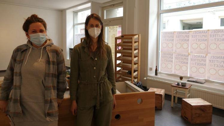 Neuzugang in der Münzstraße: Gründerinnen Genevieve Braune (l.) und Susanne Meletzki richten die Räume in der Hausnummer 24 für ihren Unverpackt-Laden her.