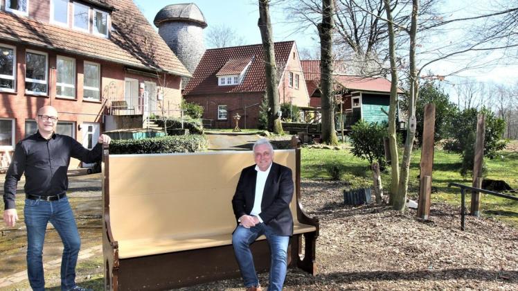 Historische Kirchbänke aus Pockau im Erzgebirge soll es in der Außengastronomie an der Baccumer Mühle geben, wenn Matze Rohlmann (links) und Inhaber Sigfried Zech durchstarten können. Historische Kirchbänke aus Pockau im Erzgebirge soll es in der Außengastronomie an der Baccumer Mühle geben, wenn Matze Rohlmann (links) und Inhaber Sigfried Zech durchstarten können.