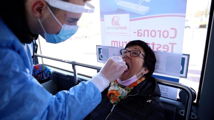 Mund auf bitte: Gabriele Helms lässt sich im Testbus auf das Coronavirus testen.