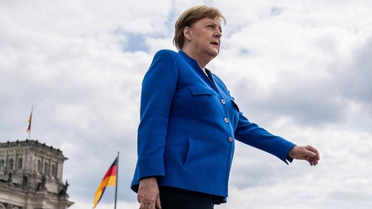 Bundeskanzlerin Angela Merkel (CDU) läuft nach der Regierungsbefragung im Bundestag rüber zum Kanzleramt.