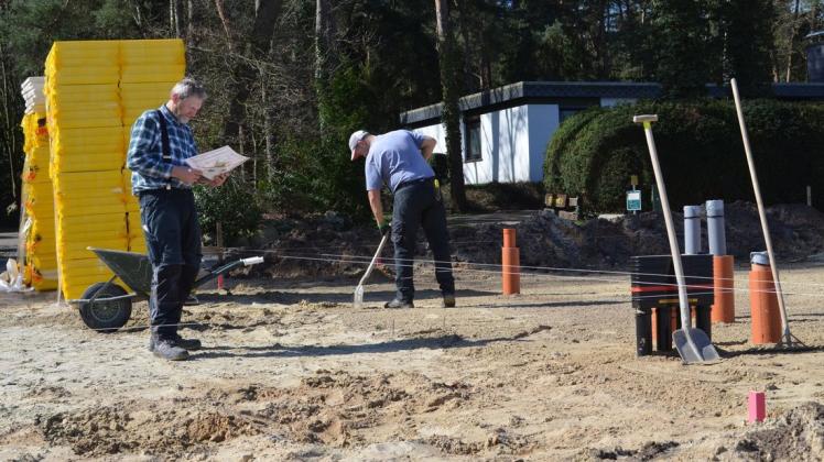 Die Vorarbeiten sind fast erledigt - jetzt können am Schierbroker Mühlenweg die Bodenplatten für die ersten Einfamilienhäuser gegossen werden.