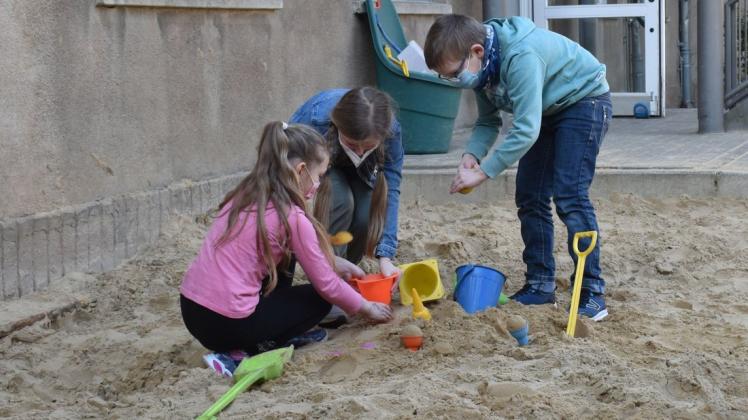 Die Glasscherben wurden entfernt, nun können die Hortkinder wieder in der Sandkiste spielen. Sie wünschen sich jetzt nur noch etwas mehr Sand.
